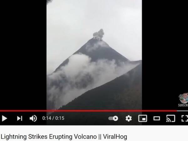 噴火する山の頂上に落雷が炸裂 グアテマラのフエゴ火山 動画 21年5月4日 エキサイトニュース
