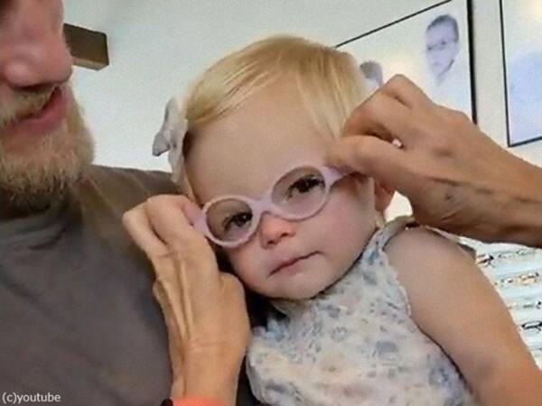 生まれて初めてメガネをした女の子がママの顔を見て 動画 21年9月4日 エキサイトニュース