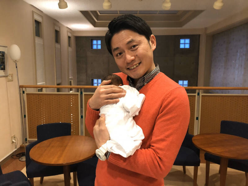 【祝・第一子!】ファミレスしもばやしが女児のパパに! 名前の最有力候補は「びわこ」