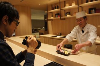 あの人気YouTuberの撮影旅に密着! 食い倒れニューヨークの旅 JAL First Class Lounge堪能編