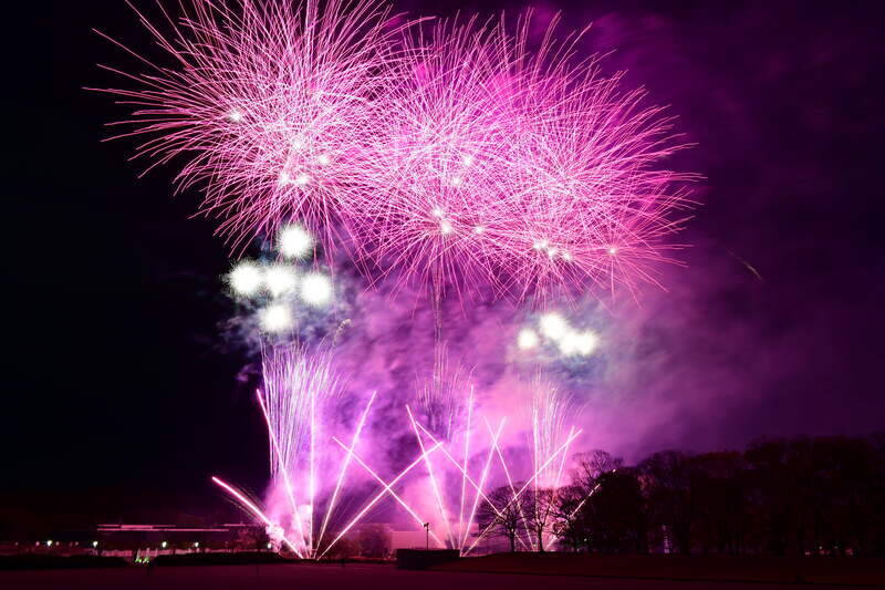 人気芸人と一緒に見た花火の色は 大阪の冬の夜空を彩る オンライン花火大会 開催 年12月1日 エキサイトニュース