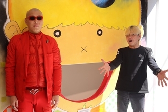 吉田ヒロ展に“赤い人”参上! 現代美術家・浜崎健とSP対談「2人のアートの原点」