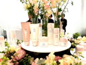 メナードのスキンケアブランド「TK」が6年ぶりのリニューアル、独自成分「ガーデニアエキスW」で"うっとり肌"へ