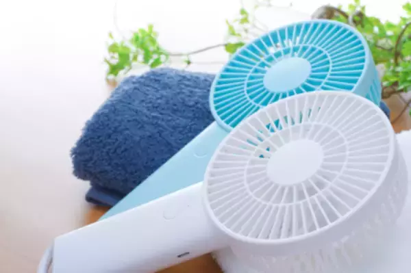 猛暑到来を前にハンディファンの高機能化が加速。冷却プレート付き・大風量・多機能モデルが人気