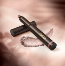 なめらか高密着！大人気アイシャドウに限定カラー登場