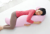 「リラックスを提供するMOGUの抱き枕、椿オイル加工で肌にやさしく」の画像1