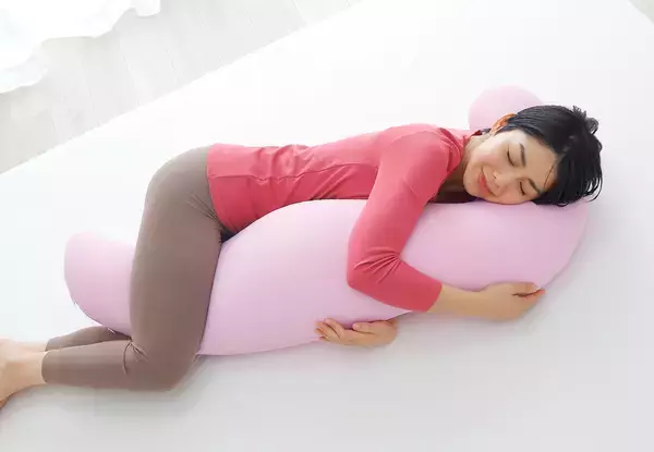 「リラックスを提供するMOGUの抱き枕、椿オイル加工で肌にやさしく」の画像