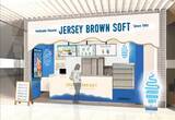 「【5月1日9時OPEN】新千歳空港にブルーとゴールドの洗練空間が誕生！『JERSEY BROWN SOFT』で十勝産ジャージー生乳の極上ソフトクリームを」の画像1