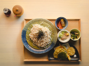 愛知県産小麦×あご出汁の『生ひやむぎ専門店 穂の間』 名古屋駅徒歩5分にオープン、全国でも珍しい生冷や麦の新業態