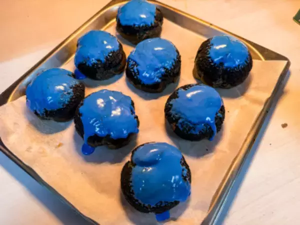 「世にも奇妙な「青いシュークリーム」誕生、千葉・鴨川の絶景を“食べる”新体験」の画像