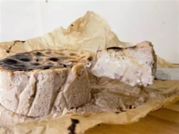 京都チーズケーキ博物館「とろとろ10分バスクチーズケーキ《ホワイトチョコ苺》」の ECサイト販売を2月17日より開始