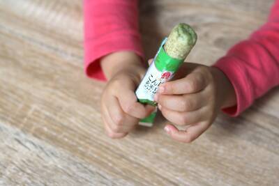 謎すぎる食感… 台湾発“不思議食感”お米スナック 「こんにゃく玄米ロール」日本で本格販売開始