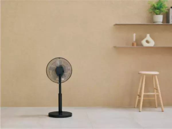 「全操作をワンボタンで完結する、究極の扇風機が登場「ワンボタンDCリビング扇風機」を2026年4月上旬に発売」の画像