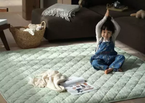 春の新生活にも。さらっと肌触りに癒される“はっ水×シアサッカー生地”新感覚キルティングラグに新色登場