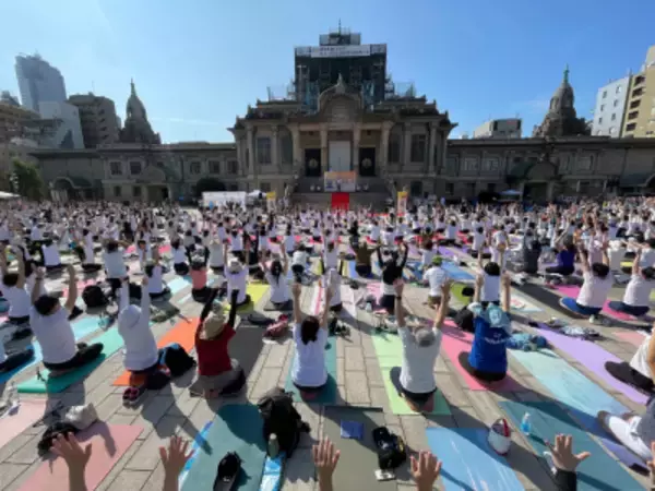 駐日インド大使館主催「国際ヨガの日2026」を6/21に築地本願寺で開催、参加無料・事前登録制