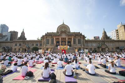 駐日インド大使館主催「国際ヨガの日2026」を6/21に築地本願寺で開催、参加無料・事前登録制