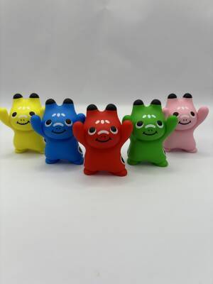 福島の郷土玩具「赤べこ」がペンおきに 「赤べこちゃんのおみみ ばんざいペンおき」を7月下旬より発売