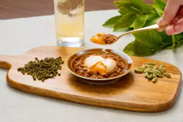 「「K&K缶つま」シリーズより「とろ～りスパイスたまご」を発売 ～オイスター×山椒×カルダモンの特製ソースを絡ませて～」の画像