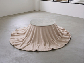 幅67cmのコンパクト設計！円形パーソナルこたつ「シロナ」「ニコロ」を2025年10月中旬に発売