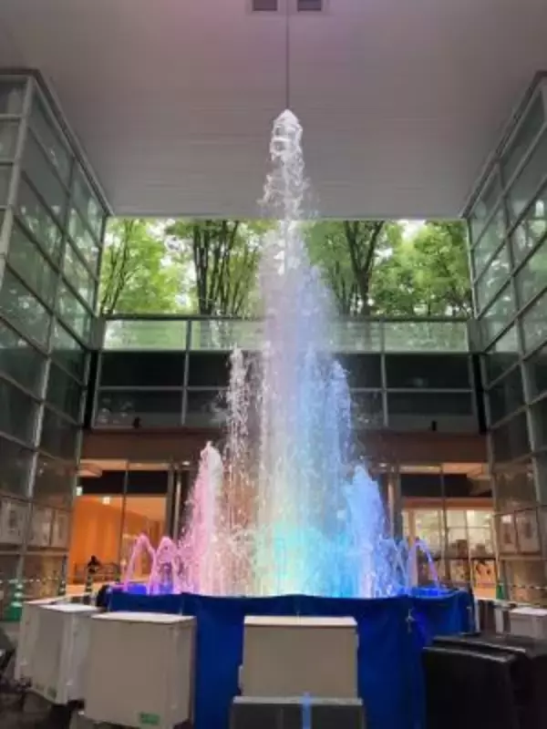 「昼は水遊び、夜は音と光のエンターテインメント！夏の暑さを吹き飛ばす『KEYAKIHIROBA MUSIC FOUNTAIN SHOW ～音と光の噴水ショー～』7月31日から開催」の画像