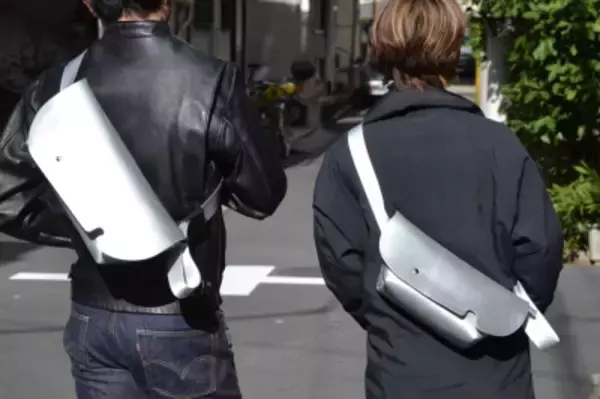 「一枚革で製作したオールシルバーのメッセンジャーバッグ「Uni&co.(ユニアンドコー)」より2024/12/13に予約販売開始」の画像