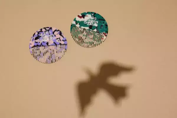 ホリデー限定デザイン！「ジョンマスターオーガニック」自然素材のラウンド型ミニコーム発売