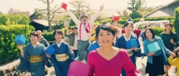 「三重のショッピングモールに巨大な「つ」が出現！？県民約700人が参加したCMが公開」の画像