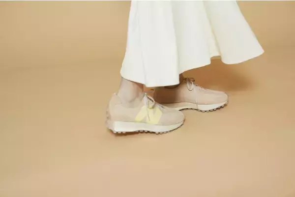 「「New Balance×EMMI×TO／ONE」トリプルコラボの「327」10月22日発売」の画像