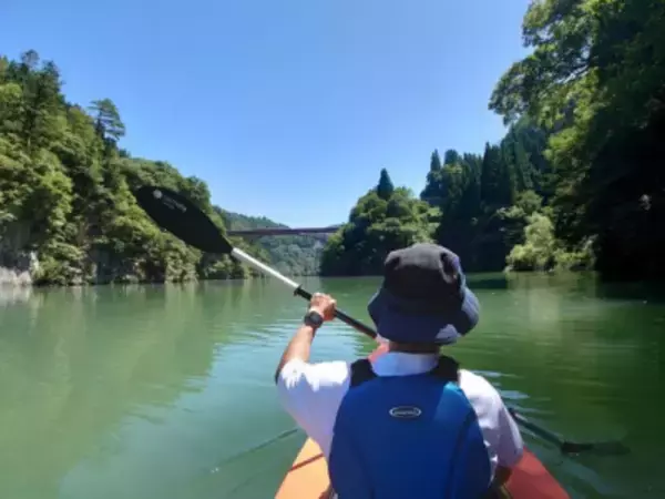 「カヤックに揺られながら原風景の自然を満喫できる 「霧幻峡カヤックツアー」が4月29日提供開始」の画像