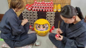 「幸せだるま」シリーズを茨城工場で一貫製造開始　小さなだるまに開運招福の祈りを込めて生産中