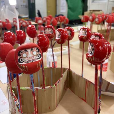 「幸せだるま」シリーズを茨城工場で一貫製造開始　小さなだるまに開運招福の祈りを込めて生産中