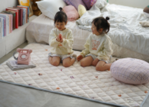 「Maison terrier」とコラボ！“毎日使える”おやつ犬キルトラグが2月25日発売