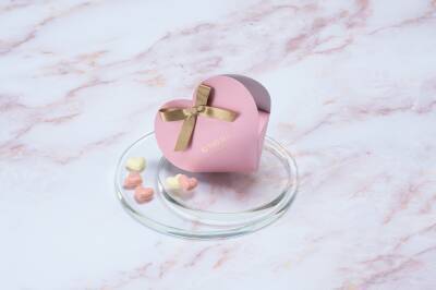 「シック＆エレガンス」をコンセプトとする洋菓子メーカー ロイスダールがお届けするバレンタイン2026 想いを結ぶ、5つのハート。カラフルな「ハートショコラ」新発売