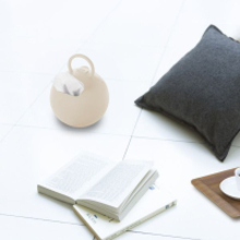 ペットケアやアウトドアで人気の「ポイッとボール」が、上質なマット質感にリニューアル。ティッシュペーパーとロールペーパーを選べる。インテリアに馴染む新3色が登場。