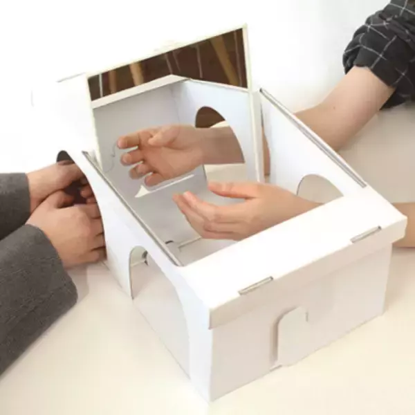 「片麻痺の脳卒中患者の自宅リハビリをサポート ミラーセラピー用「リハビリボックス」が特許を取得」の画像