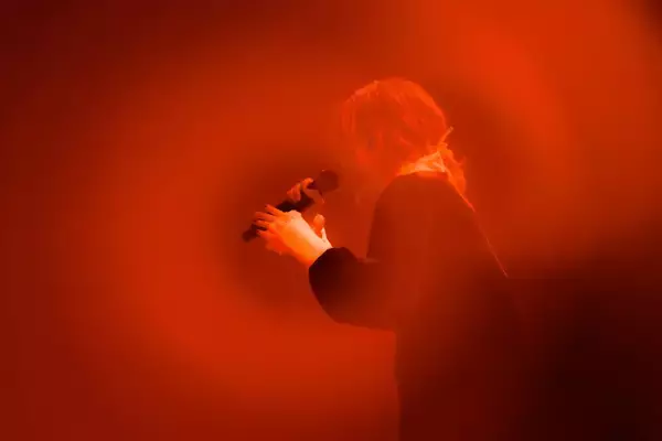 なるみや、盟友・ロスと共に作り上げた聖夜の温かなひと時――ライブイベント“なるみやと秘密のティーパーティー”夜公演レポート