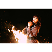 愛美、炎に包まれ祈るように歌う「LIGHTS」Music Video公開！