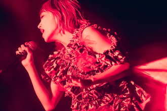 現在“LiVE is Smile Always～15～（iCHiNiTSUiTE GO）”のアジアツアー真っ最中のLiSA。これまで共に歩んできた大切なファンの笑顔と声援で15周年のお祝いをするツアーになったが、LiSAのキャリアと想いが凝縮した濃密なセットリストで魅了した国内ツアーの集大成、名古屋で行われたファイナル公演を振り返る！