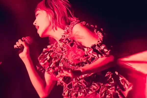 現在“LiVE is Smile Always～15～（iCHiNiTSUiTE GO）”のアジアツアー真っ最中のLiSA。これまで共に歩んできた大切なファンの笑顔と声援で15周年のお祝いをするツアーになったが、LiSAのキャリアと想いが凝縮した濃密なセットリストで魅了した国内ツアーの集大成、名古屋で行われたファイナル公演を振り返る！