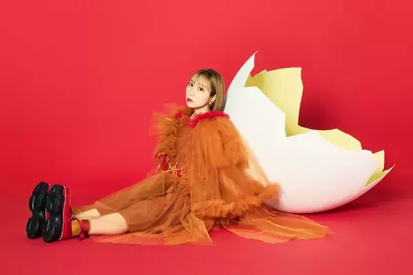夏川椎菜、4thアルバム『CRACK and FLAP』大きなタマゴが印象的な新アーティストフォト公開！