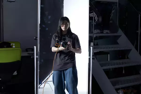 小林私、TVアニメ『アルネの事件簿』EDテーマ、新曲「人形の街」を配信リリース！MVも公開