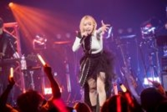 佐々木李子、自身最大規模のZeppワンマンライブ“RE;VERSI”レポート！光と闇を行き交う全20曲で体現した軌跡と「私が生まれてきた理由」