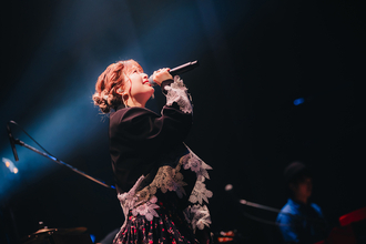 また再び会えることを願って――青山吉能、バースデーツアー“青山吉能 Birthday LIVE「明日、ふり合うも多生の縁。」”のファイナル公演をレポート