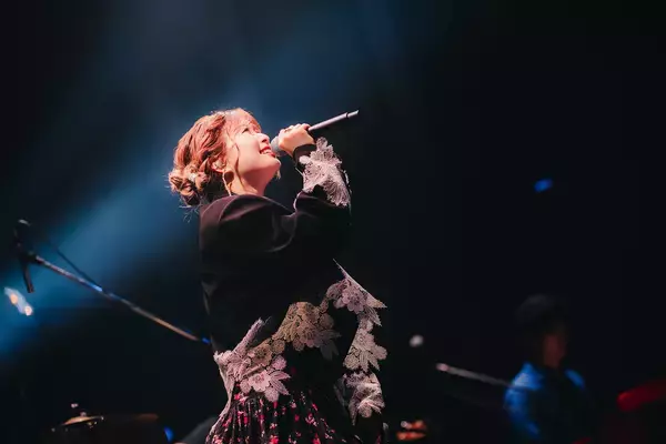 また再び会えることを願って――青山吉能、バースデーツアー“青山吉能 Birthday LIVE「明日、ふり合うも多生の縁。」”のファイナル公演をレポート