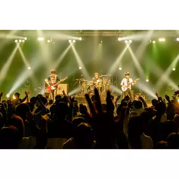 UNISON SQUARE GARDE、5/26 にリリースする新作ライブ BD/DVD「Normal」のティーザー映像を公開！