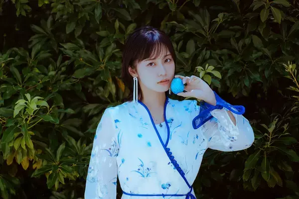 楠木ともりが特定の“あなた”に向けて届けたい歌――2ndアルバム『LANDERBLUE』に込めた、お守りのような言葉たちと心の在り方に迫る