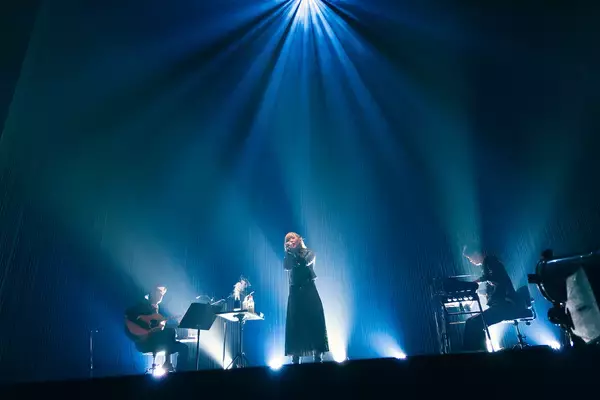 ReoNaの“お歌”を存分に堪能できる一夜に。アコースティックライブツアー「ReoNa Acoustic Live Tour“ふあんぷらぐど2023”」KT Zepp Yokohama公演を振り返る。