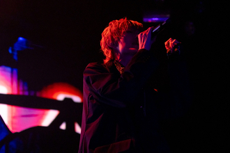 都会の夜に歌声が熱く響き紡がれる……今夜、あの街から3rdライブ"NOT ENOUGH？"NIGHT公演ライブレポート