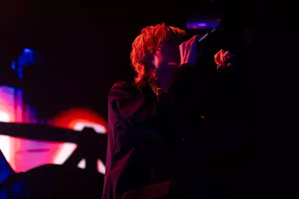 都会の夜に歌声が熱く響き紡がれる……今夜、あの街から3rdライブ"NOT ENOUGH？"NIGHT公演ライブレポート