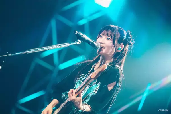 バンドとのシナジーが生み出した“ひなぴよ”のロック！“青木陽菜 LIVE TOUR 2026「衝動ROCK」”東京公演ライブレポート
